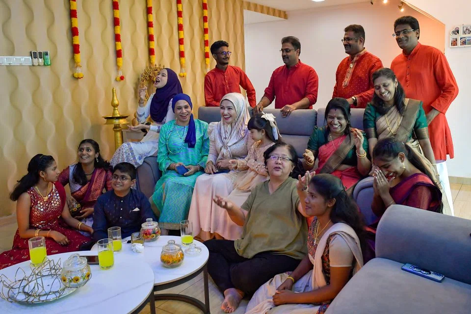 Penganut Hindu, Encik Gunasegaran Valaithan (belakang, kanan), menyambut kehadiran tetamu berbilang bangsa sempena meraikan ‘Pesta Cahaya’ atau Deepavali di Petaling Jaya pada 11 Disember sedang kerajaan Malaysia berhasrat meminda undang-undang bagi mengukuhkan perpaduan dan keharmonian kaum.