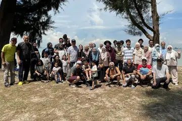 MERIAH BERKUMPUL: Lebih 40 anggota keluarga Cik Nur Aliah berkelah dan meluangkan masa bersama dengan pelbagai aktiviti di pantai East Coast. - Foto ihsan NUR ALIAH MOHAMMAD ALI