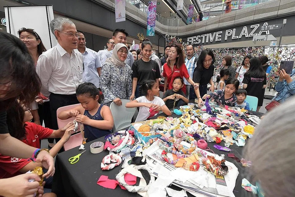 KESEJAHTERAAN MENTAL MENERUSI SENI: Presiden Halimah Yacob (dua dari kiri) bersama Dr Francis Yeoh (kiri) dan Anggota Parlimen GRC Tampines, Encik Baey Yam Keng (belakang Puan Halimah), sedang melihat beberapa aktiviti seni yang dijalankan di Our Tampines Hub sempena pelancaran Creative Mindset Hub. - Foto BH oleh ALPHONSUS CHERN