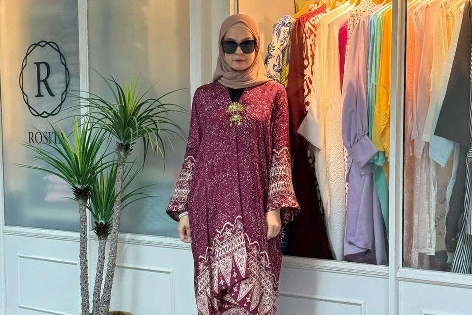 Sarina Batik Sutera Kurung ($75) merupakan antara koleksi yang dikeluarkan secara terhad oleh jenama Rosita by Rosita Hussin kerana inginkan sesuatu yang bermutu tinggi dan eksklusif bagi pelanggannya. 