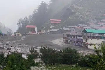 Gambar edaran yang disediakan oleh Pasukan Tindak Balas Bencana Negeri (SDRF) Uttarkashi menunjukkan kerosakan selepas kejadian ‘cloudburst’ atau hujan lebat mendadak yang mencetuskan gelongsoran lumpur berhampiran Harsil, Uttarkashi, Uttarakhand, utara India, pada 5 Ogos 2025. Menurut pegawai negeri, kejadian ‘cloudburst’ yang kuat melanda kawasan Dharali dalam daerah Uttarkashi dan mengakibatkan banjir kilat yang menghanyutkan sebuah kampung serta menyebabkan beberapa penduduk hilang.