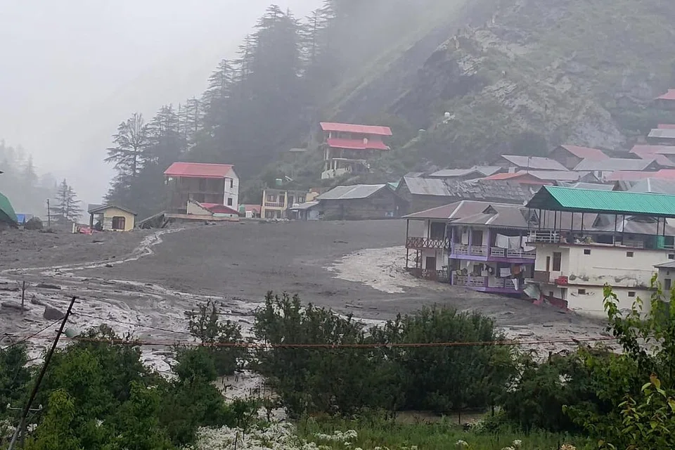 Gambar edaran yang disediakan oleh Pasukan Tindak Balas Bencana Negeri (SDRF) Uttarkashi menunjukkan kerosakan selepas kejadian ‘cloudburst’ atau hujan lebat mendadak yang mencetuskan gelongsoran lumpur berhampiran Harsil, Uttarkashi, Uttarakhand, utara India, pada 5 Ogos 2025. Menurut pegawai negeri, kejadian ‘cloudburst’ yang kuat melanda kawasan Dharali dalam daerah Uttarkashi dan mengakibatkan banjir kilat yang menghanyutkan sebuah kampung serta menyebabkan beberapa penduduk hilang.
