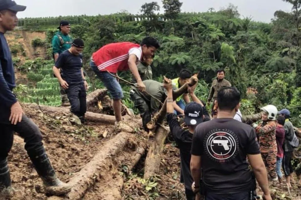 GANDING BAHU: Anggota polis dan orang awam turut membantu dalam usaha mencari dan menyelamat mangsa kejadian tanah runtuh di Blue Valley, Cameron Highlands, Pahang, pada 26 Januari. 