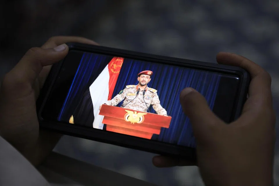 SASAR KAPAL ISRAEL: Seorang lelaki mengikuti berita menerusi telefon bimbitnya mengenai tindakan pemberontak Houthi merampas sebuah kapal yang dikatakan ada kaitan dengan Israel di Laut Merah pada Ahad.
