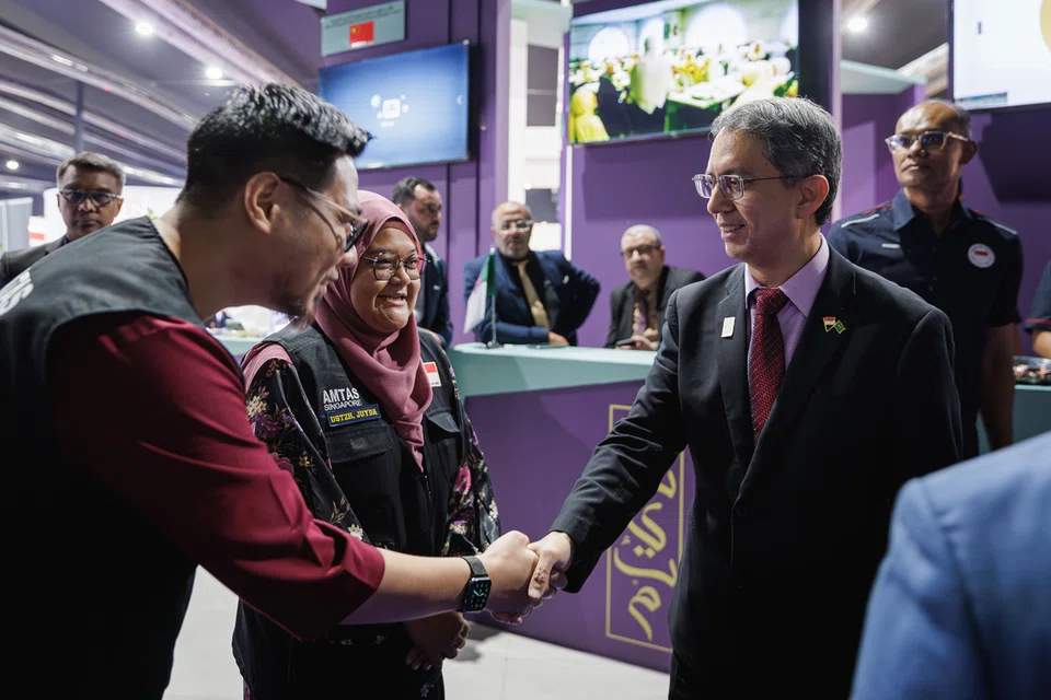 Pemangku Menteri Bertanggungjawab bagi Ehwal Masyarakat Islam, Profesor Madya Dr Muhammad Faishal Ibrahim (kanan) ,mengunjungi wakil daripada Pejabat Ehwal Jemaah Singapura (SPAO) dan Persatuan Agensi Pelancongan Islam Singapura (Amtas) sempena Persidangan dan Pameran Haji.