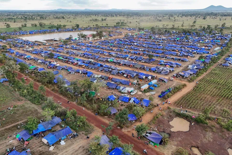 Foto udara yang diambil pada 11 Disember 2025 ini menunjukkan sebuah kem sementara yang dibina untuk penduduk yang dipindahkan di wilayah Oddar Meanchey, Kemboja, ketika pertempuran tercetus di sepanjang sempadan Kemboja–Thailand. Pertempuran baru dilaporkan semakin sengit pada 11 Disember, dengan bunyi tembakan kedengaran berhampiran kuil-kuil berusia berabad-abad, menjelang panggilan telefon yang dijangka dibuat Presiden Amerika Syarikat, Donald Trump, kepada pemimpin kedua-dua negara.