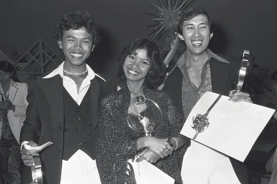 BUDAK SEKOLAH JADI JUARA: Faridah Dollah (tengah) membuktikan usia bukan halangan kerana pada umur 16 tahun, beliau dinobatkan sebagai juara ‘Talentime 1978’. Di kirinya ialah Othman Hamzah selaku naib juara dan Henry Lim di tempat ketiga.