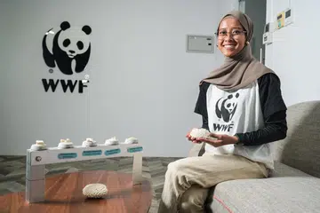 Pegawai eksekutif kanan Dana Kehidupan Liar Sedunia (WWF)-Singapura, Cik Amira Rafi, terlibat dalam usaha pemuliharaan melalui pendidikan dan program jangkauan masyarakat. Beliau memegang batu karang yang merupakan sebahagian daripada kerja pemuliharaannya. 