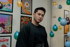 Penyanyi dan pelakon popular Malaysia, Khai Bahar, 30 tahun, disampaikan dengan Anugerah Penyanyi Lelaki Popular pada Anugerah Bintang Popular Berita Harian Malaysia (ABPBH) Ke-36 pada 11 Oktober.