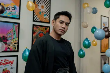Penyanyi dan pelakon popular Malaysia, Khai Bahar, 30 tahun, disampaikan dengan Anugerah Penyanyi Lelaki Popular pada Anugerah Bintang Popular Berita Harian Malaysia (ABPBH) Ke-36 pada 11 Oktober.