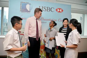 WANG TUNAI SEBAGAI HADIAH BAGI KEPUTUSAN BAIK: Dhaniyah Qasimah (tengah) menerima hadiah wang tunai $800 semalam daripada Ketua Pegawai Eksekutif HSBC, Encik Guy Harvey-Samuel (dua dari kiri), dan Setiausaha Lembaga HSBC, Cik Fiona Chan (dua dari kanan). Dhaniyah antara 30 pelajar, termasuk Chia Hui Qin (kanan) dan Chong How (kiri), yang diberi hadiah wang tunai Dana Wang Saku The Straits Times atas keputusan cemerlang PSLE mereka. - Foto M.O. SALLEH