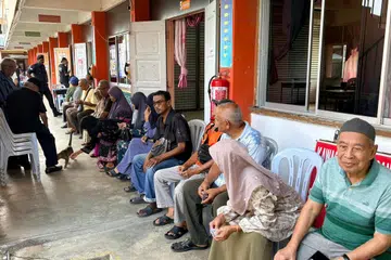 Sebahagian pengundi menunggu giliran untuk mengundi di Sekolah Menengah Agama Dato Klana Petra Maamor, di Ampangan, Seremban, Negeri Sembilan, sempena Pilihan Raya Negeri (PRN) Negeri Sembilan ke-16, pada 1 Ogos.