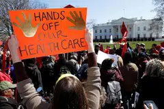 RAKYAT MENOLAK RANCANGAN KESIHATAN TRUMP: Penunjuk perasaan berhimpun di depan Rumah Putih di Washington pada 23 Mac bagi menentang rancangan Encik Donald Trump mahu memansuhkan Obamacare. - Foto REUTERS