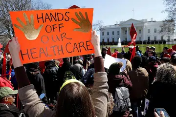 RAKYAT MENOLAK RANCANGAN KESIHATAN TRUMP: Penunjuk perasaan berhimpun di depan Rumah Putih di Washington pada 23 Mac bagi menentang rancangan Encik Donald Trump mahu memansuhkan Obamacare. - Foto REUTERS