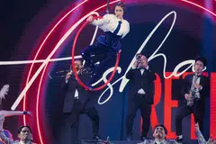 Aisha Retno menyahut cabaran peraduan, ‘The Hardest Singing Show’, dengan meletakkan dirinya pada prop ala persembahan sarkas sambil mengelilingi pentas pada paras tinggi.