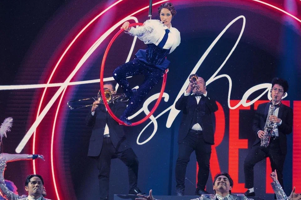 Aisha Retno menyahut cabaran peraduan, ‘The Hardest Singing Show’, dengan meletakkan dirinya pada prop ala persembahan sarkas sambil mengelilingi pentas pada paras tinggi.