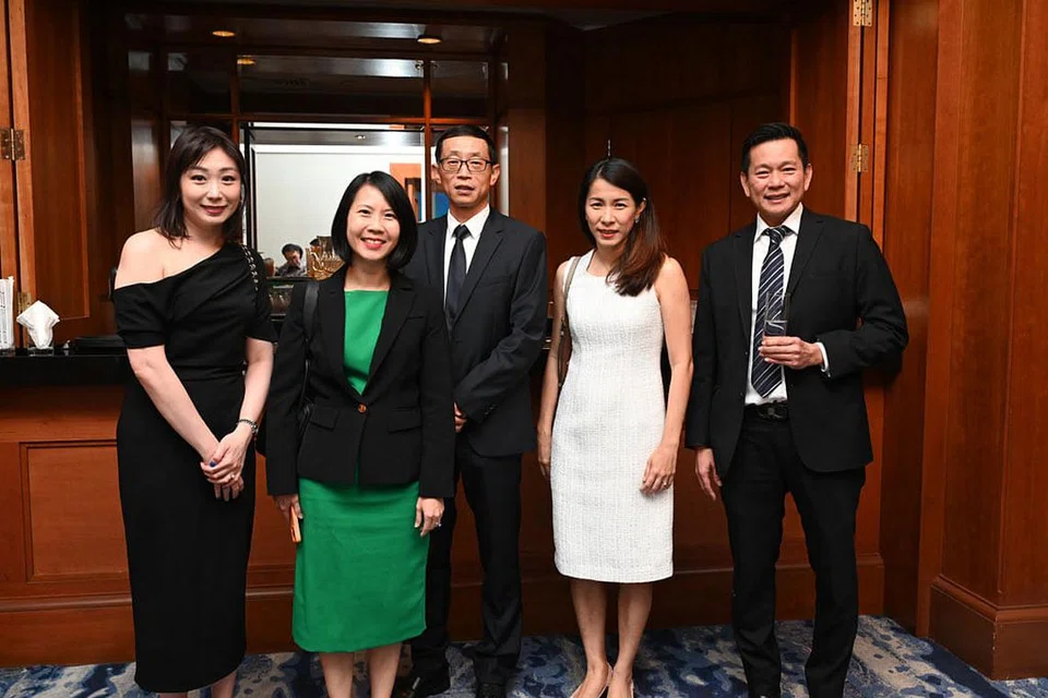 HADIR DI MAJLIS: (Dari kiri) Ketua Kelompok - Home and Essentials - Divisyen Huraian Media & Pasaran SPH, Cik Stella Yeo; Timbalan CEO Kumpulan dan CEO Perniagaan Runcit, Kumpulan FairPrice, Cik Elaine Heng; Ketua Pegawai Analitik, Encik Xiao Dong; Pengurus Umum (Finest), Cik Tan Huey Ling; Ketua Saluran (Pasar raya/Unity), Encik Trevor Ng, hadir bagi Anugerah Jauhari, yang ditaja FairPrice, semalam. - Foto BH oleh NUR DIYANA TAHA, KHALID BABA