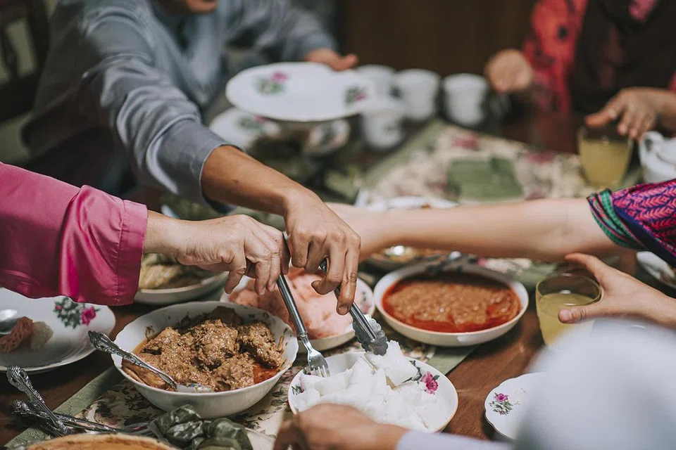 Menyediakan lauk-pauk Melayu seperti kuah lodeh, rendang, lemang dan sambal goreng pengantin sudah menjadi kebiasaan di petang atau pagi Hari Raya. 