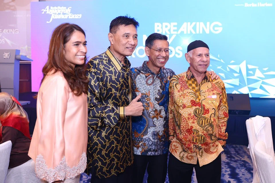 DUA JAUHARI BERTEMU: Penerima Anugerah Jauhari tahun ini, Encik Shahrin Abdol Salam (dua dari kanan) bergambar dengan penerima Anugerah Jauhari 2017, Encik Abu Bakar Mohd Nor. Bersama mereka ialah bapa Encik Shahrin, Encik Abdol Salam T A Rahman dan isteri kepada Encik Abu Bakar, Cik Kohe Hassan. 