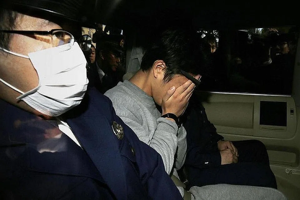 DISABIT KESALAHAN: Takahiro Shiraishi (menutup muka) membunuh lapan wanita berusia 15 tahun hingga 26 tahun dan seorang lelaki, teman salah seorang wanita yang hilang. - Foto AFP