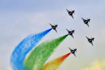 PERSEMBAHAN DI UDARA: Pasukan akrobatik Ba Yi daripada Angkatan Udara Tentera Pembebasan Rakyat China membuat persembahan semasa pertunjukan terbang di Pertunjukan Udara Singapura pada February tahun lalu. - Foto fail BH