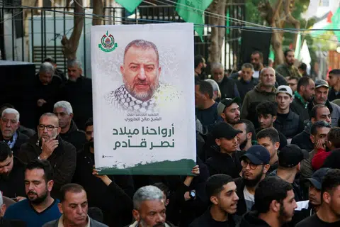 PEMIMPIN TERKORBAN: Poster gambar timbalan ketua Hamas, Encik Saleh al-Arouri, dibawa pada 3 Januari mengiringi pengebumian Encik Ahmad Hammoud, pengawal peribadi yang terbunuh bersama Encik Saleh dalam apa yang dikatakan sumber keselamatan sebagai serangan dron Israel di Beirut pada 2 Januari, di Burj al-Shemali di Tyre, Lebanon. 