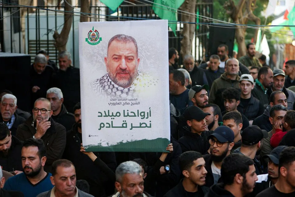 PEMIMPIN TERKORBAN: Poster gambar timbalan ketua Hamas, Encik Saleh al-Arouri, dibawa pada 3 Januari mengiringi pengebumian Encik Ahmad Hammoud, pengawal peribadi yang terbunuh bersama Encik Saleh dalam apa yang dikatakan sumber keselamatan sebagai serangan dron Israel di Beirut pada 2 Januari, di Burj al-Shemali di Tyre, Lebanon. 