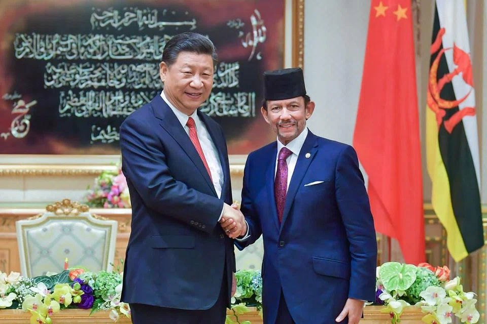 KIAN AKRAB: Presiden China Xi Jinping (kiri)) dan Sultan Brunei Hassanal Bolkiah berjabat tangan di Istana Nurul Iman di Bandar Seri Begawan, Brunei, baru-baru ini (19 November). Ia merupakan lawatan rasmi pertama oleh Presiden China dalam 13 tahun ke negara itu, sekali gus menyemarakkan hubungan ekonomi antara kededua negara. - Foto JABATAN PENERANGAN BRUNEI 