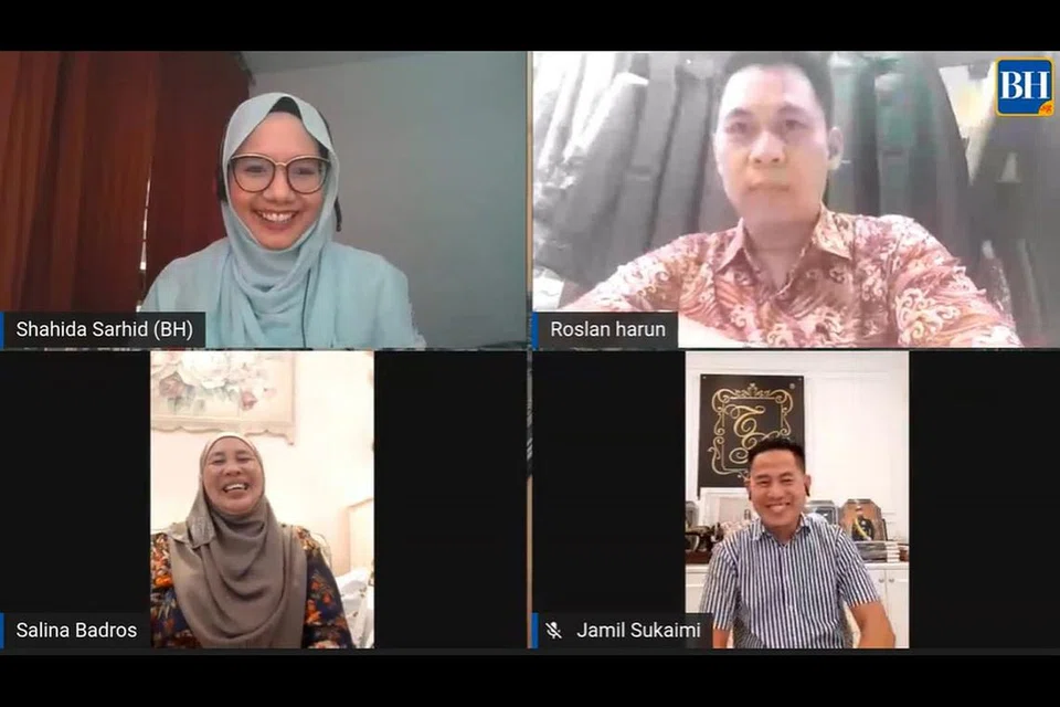 RINDU PELANGGAN SG: Peniaga Johor berkata kebanyakan pelanggan mereka selama ini sebenarnya terdiri daripada pelanggan Singapura. Membuat perkongsian itu (mengikut putaran jam dari kiri) Cik Salina Badros, wartawan Berita Harian Shahida Sarhid, Encik Roslan Harun dan Encik Jamil Sukaimi. - Foto BERITA HARIAN