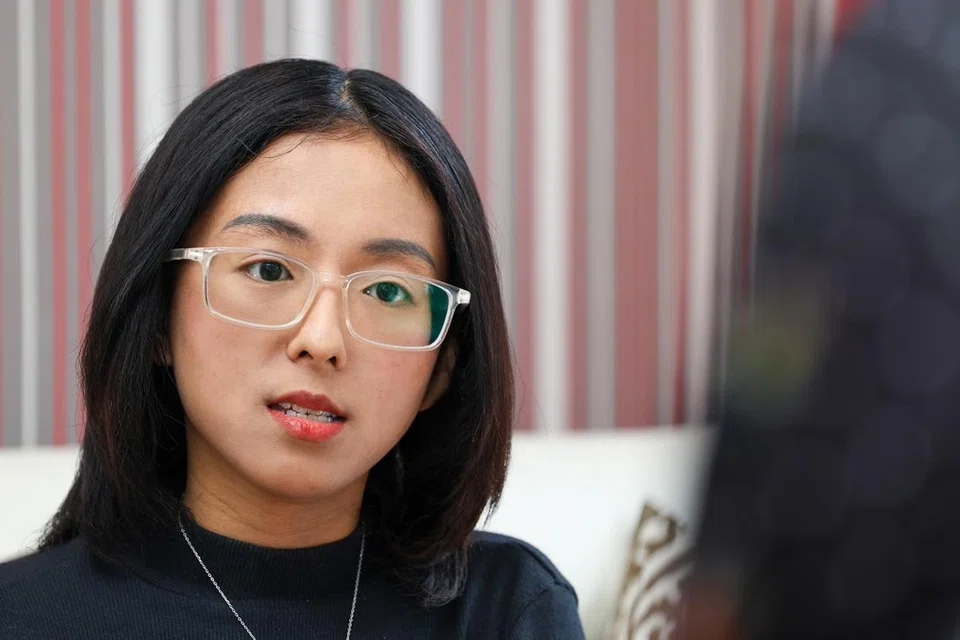 Persatuan Seniman Malaysia (Seniman) meminta agar Sarah Yasmine, henti keluarkan kenyataan yang mengaibkan beberapa artis berhubung dengan isu kontroversi rumah tangga Aliff Aziz serta isu tangkap khalwatnya dengan Ruhainies.