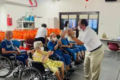 CERIAKAN PENGHUNI: Sekumpulan warga emas di rumah kebajikan, Lee Ah Mooi Old Age Home, di Thomson Lane, turut serta dalam kegiatan anjuran sekumpulan pengusaha syarikat swasta, EOSTRE Singapore Pte Ltd, yang mengagihkan kuih-muih, keperluan perayaan dan angpau kepada 230 penghuni rumah kebajikan tersebut. - Foto ihsan BORHAN SAINI