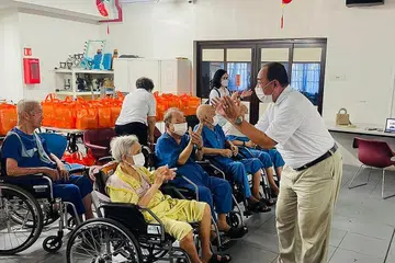 CERIAKAN PENGHUNI: Sekumpulan warga emas di rumah kebajikan, Lee Ah Mooi Old Age Home, di Thomson Lane, turut serta dalam kegiatan anjuran sekumpulan pengusaha syarikat swasta, EOSTRE Singapore Pte Ltd, yang mengagihkan kuih-muih, keperluan perayaan dan angpau kepada 230 penghuni rumah kebajikan tersebut. - Foto ihsan BORHAN SAINI