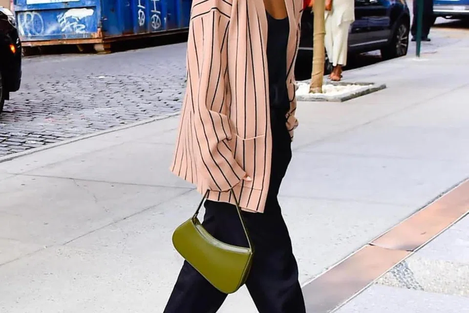 Gabrielle Union membawa beg Aupen versi Fearless Re-Edition warna zaitun.