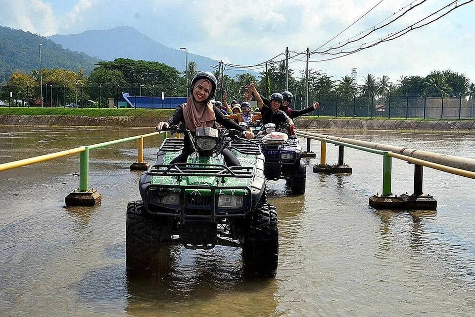 KENDERAAN MEREDAH: Melalui ampangan air dengan ATV menambah keseronokan misi teroka daerah pendalaman Langkawi. 