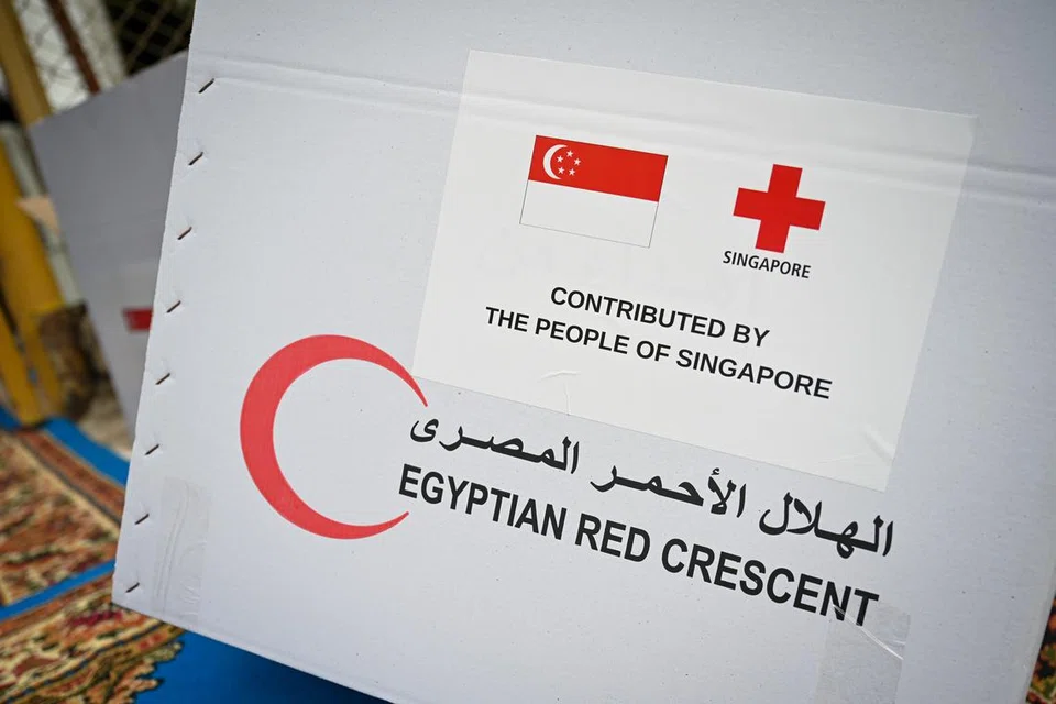 BANTUAN DARI SINGAPURA: Bantuan kemanusiaan dari Singapura yang diberi kepada Persatuan Bulan Sabit Merah Mesir (ERC) pada 11 November di Kahirah, Mesir, bagi warga Palestin.