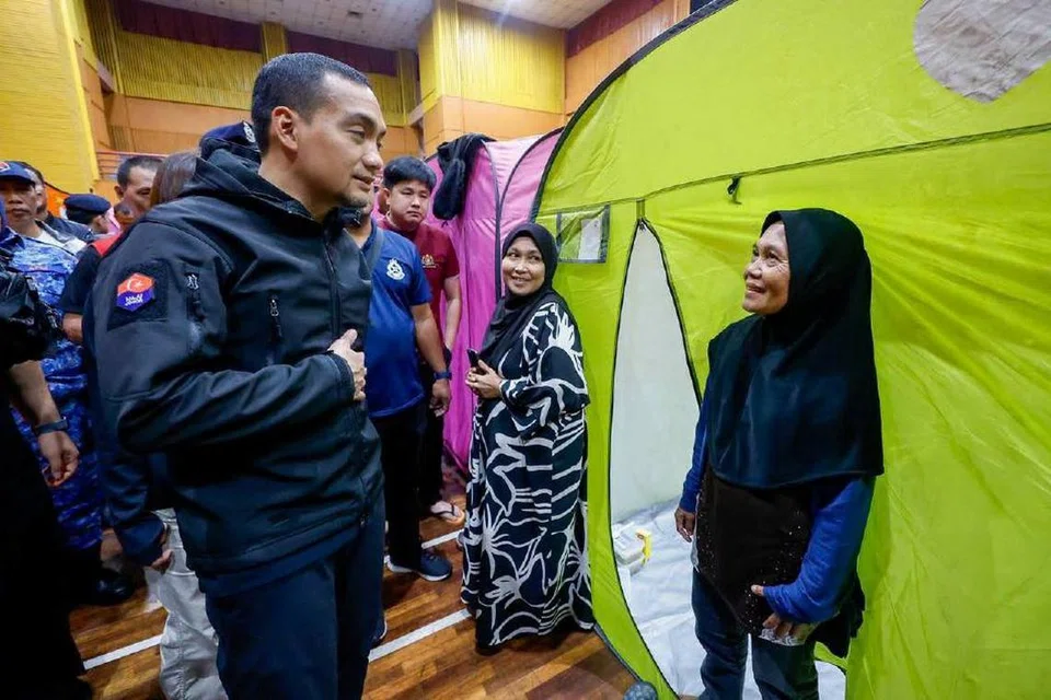 Menteri Besar Johor, Datuk Onn Hafiz Ghazi, ketika melawat mangsa banjir di PPS Dewan MBIP Skudai.