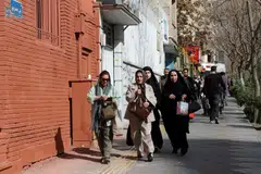 Orang ramai berlari mencari perlindungan susulan satu letupan di Teheran pada 28 Februari.