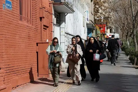 Orang ramai berlari mencari perlindungan susulan satu letupan di Teheran pada 28 Februari.
