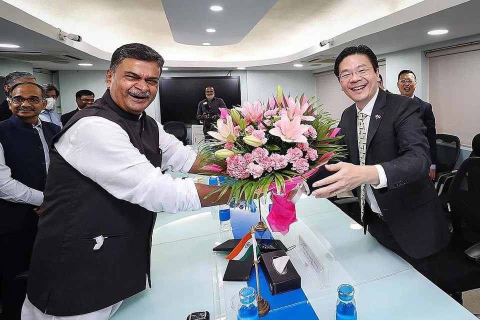 HUBUNGAN DUA HALA: Encik Wong (kanan) yang bertemu dengan Menteri Tenaga India, Encik R. K. Singh, berbincang tentang cara untuk memperkukuh kerjasama dalam bidang seperti tenaga yang boleh diperbaharui dan hidrogen hijau.