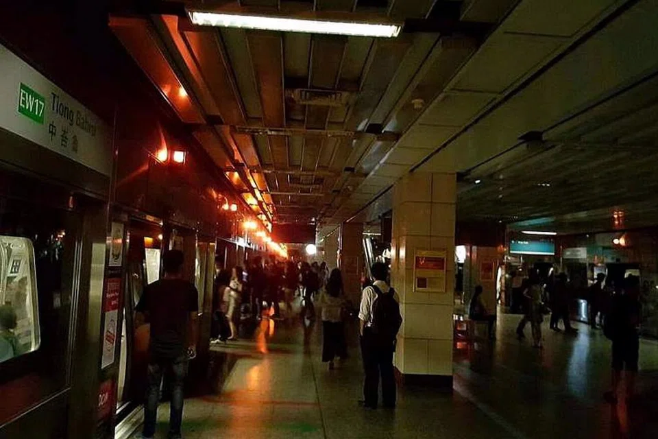 HANYA LAMPU KECEMASAN TERANGI KEGELAPAN: Bekalan elektrik yang terputus telah menyebabkan Stesen MRT Tiong Bahru ini 'kegelapan'. Alat hawa dinginnya juga tidak berfungsi. Mujur lampu kecemasan dapat dinyalakan dan dapat menerangi stesen tersebut. - Foto THE STRAITS TIMES