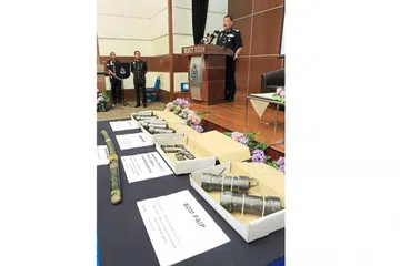 TINDAKAN PANTAS: Ketua Polis Negara yang baru dilantik, Datuk Seri Abdul Hamid Bador sewaktu sidang akhbar menunjukkan senjata dan bahan letupan yang dirampas. - Foto The Star
