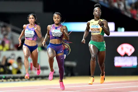 BANGGAKAN NEGARA: Walaupun Shanti Pereira (kiri) tidak sampai ke final larian 200 meter, beliau tetap membanggakan Singapura dengan pencapaiannya.