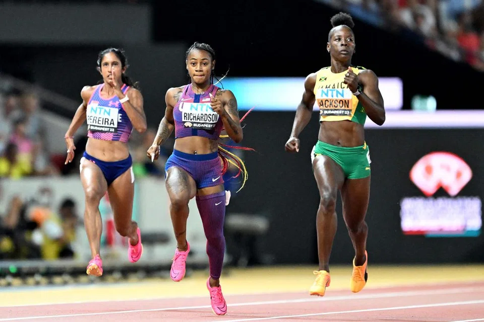 BANGGAKAN NEGARA: Walaupun Shanti Pereira (kiri) tidak sampai ke final larian 200 meter, beliau tetap membanggakan Singapura dengan pencapaiannya.