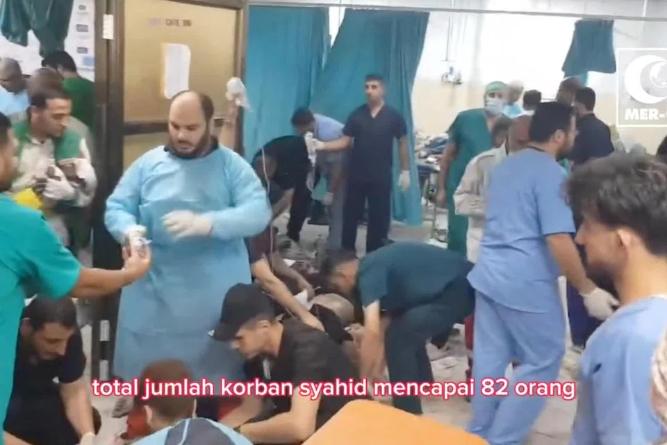 SESAK DENGAN MANGSA: Kakitangan perubatan sibuk merawat mangsa yang cedera di Beit Lahiya. Gaza,  akibat peperangan antara Israel dengan Hamas yang masih berterusan.