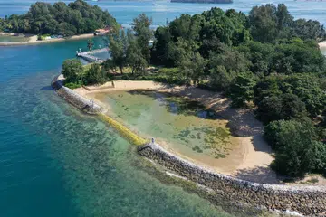 Pemandangan dari udara pulau ‘beradik’ – Big Sister’s Island (Pulau Subar Laut) dan Little Sister’s Island (Pulau Subar Darat). 
