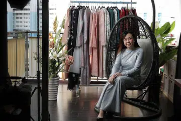 SIMPAN KOLEKSI DI RUMAH: Bersuamikan lelaki Melayu, Cik Lim berkongsi bahawa beliau sangat minat dengan baju tradisional Melayu dan biasanya akan membeli pakaian yang baru setiap Ramadan. - Foto BH oleh ONG WEE JIN