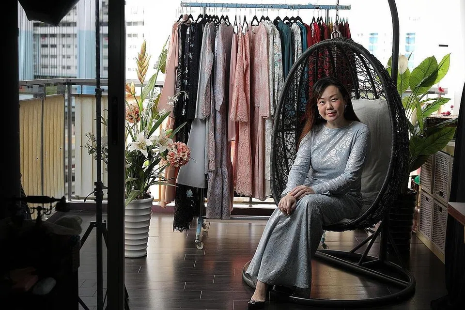 SIMPAN KOLEKSI DI RUMAH: Bersuamikan lelaki Melayu, Cik Lim berkongsi bahawa beliau sangat minat dengan baju tradisional Melayu dan biasanya akan membeli pakaian yang baru setiap Ramadan. - Foto BH oleh ONG WEE JIN
