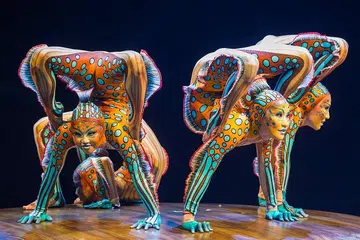 WARNA-WARNI ALAM FANTASI: Ahli peliuk tubuh dalam sarkas Cirque du Soleil, 'KURIOS - Cabinet of Curiosities', bakal menghiburkan penonton di Singapura mulai 5 Julai ini. - Foto CIRQUE DU SOLEIL