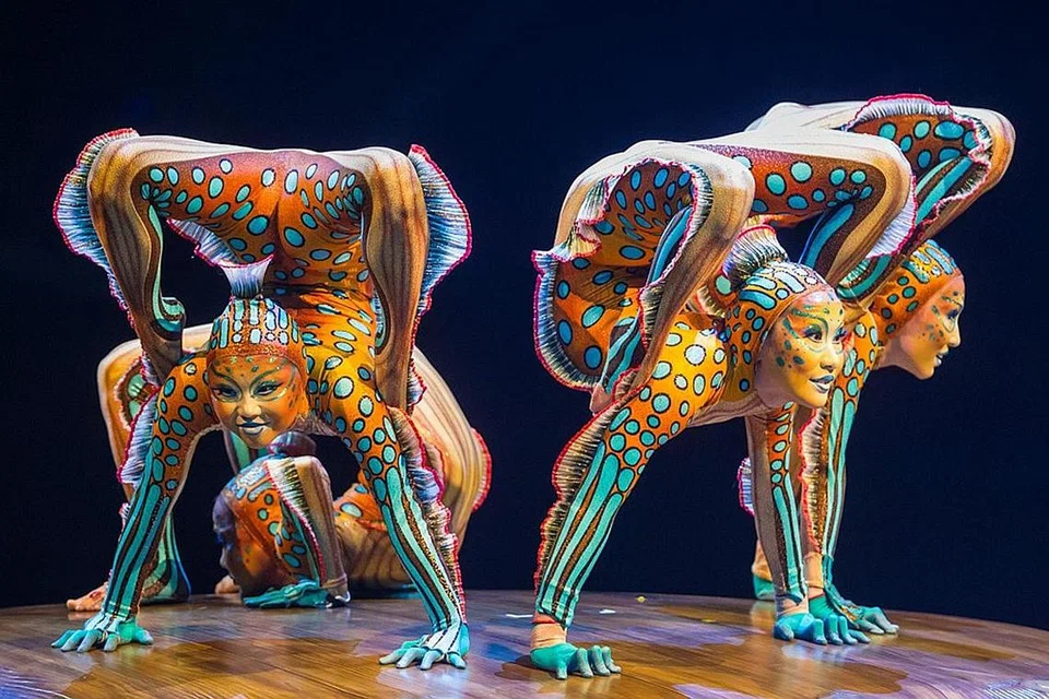 WARNA-WARNI ALAM FANTASI: Ahli peliuk tubuh dalam sarkas Cirque du Soleil, 'KURIOS - Cabinet of Curiosities', bakal menghiburkan penonton di Singapura mulai 5 Julai ini. - Foto CIRQUE DU SOLEIL