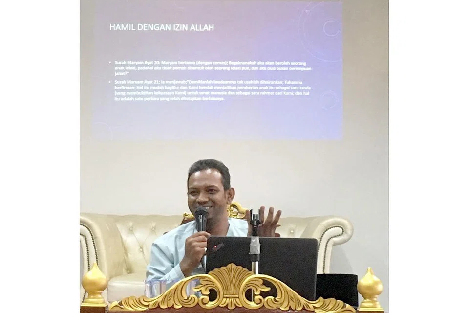 MENGONGSI SEJARAH ISLAM: Ustaz Ridzwan A. Manaf menyentuh kisah kelahiran Nabi Isa dalam ceramahnya di Masjid Darul Aman baru-baru ini. - Foto BH oleh NUR DIYANA TAHA